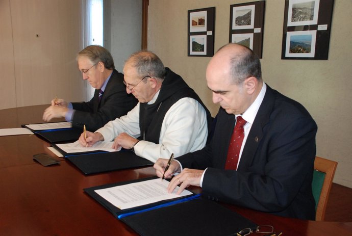 La URV firma un convenio para financiar el título de transporte