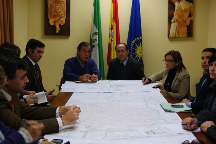 El consejero de Medio Ambiente, José Juan Díaz Trillo, reunido con el alcalde de