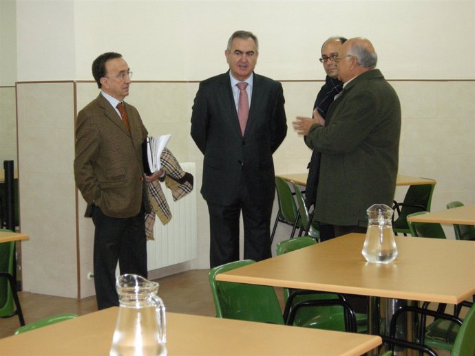 El delegado del Gobierno, Rafael González Tovar, acompañado del director del Áre