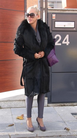 Belén Esteban en las puertas de su domicilio 