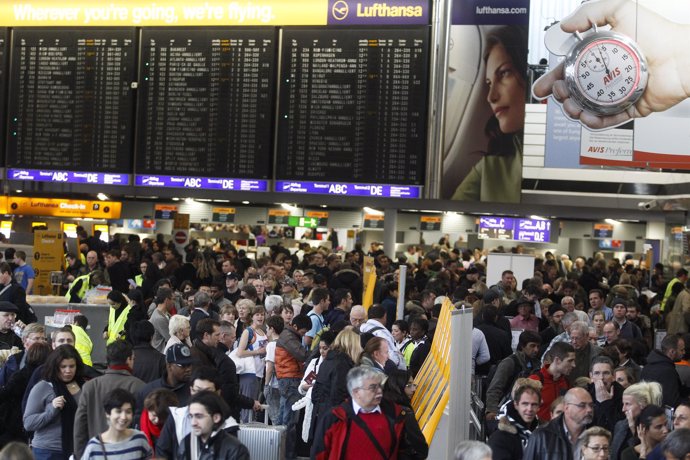 Caos en el aeropuerto de Frankfurt, Alemania, por el temporal en Europa