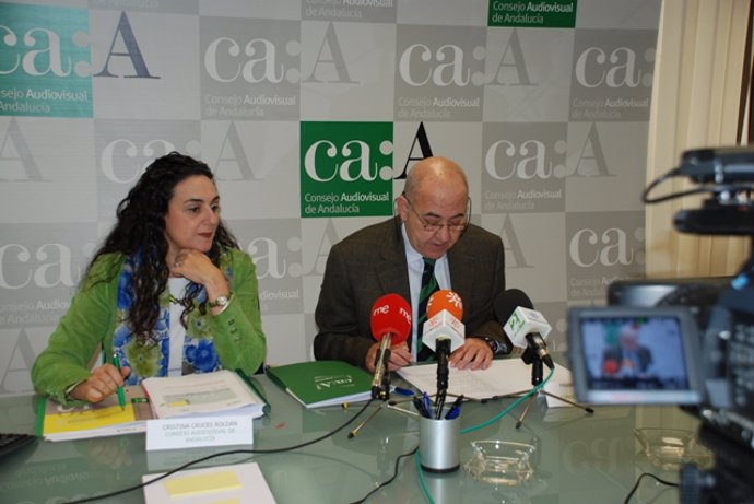 Los consejeros del CAA Cristina Cruces y Francisco Cervantes presentan el Baróme