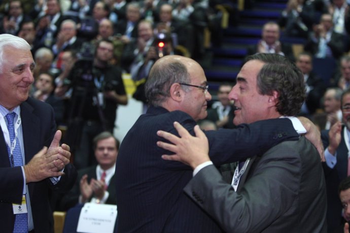 Joan Rosell, nuevo presidente de CEOE, abraza a Gerardo Díaz Ferrán