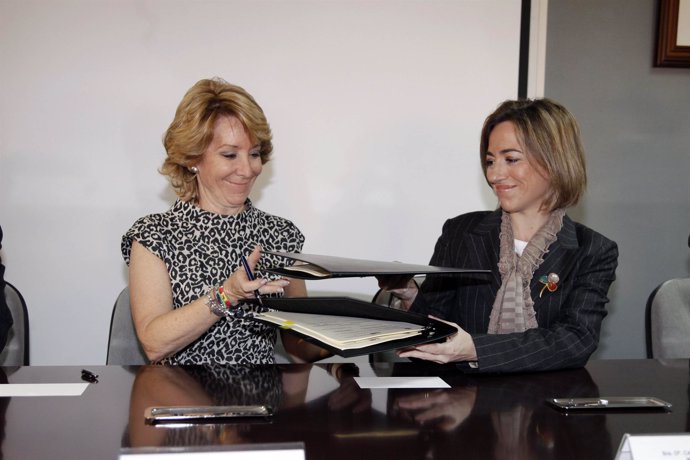 Aguirre y Chacón en la firma del convenio de colaboración