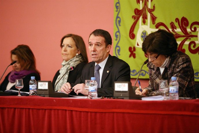 El rector, Julio Lafuente, en el centro, durante su intervención en el Claustro.