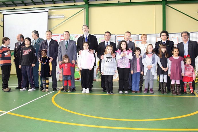 Las autoridades felicitan a los policías. 