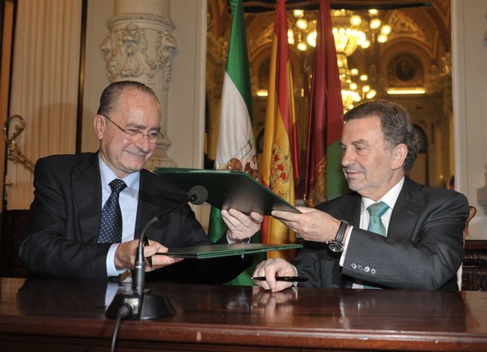 De la Torre y González en la firma del convenio de cesión de los suelos del bule