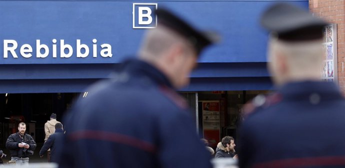 Policía italiana frente a una parada del metro de Roma
