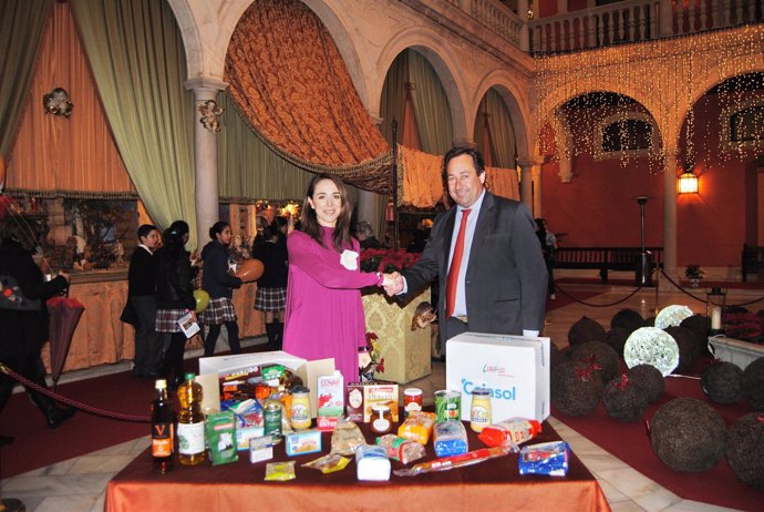 Cajasol y Lándaluz distribuyen 7.000 cajas de alimentos a familias con pocos rec