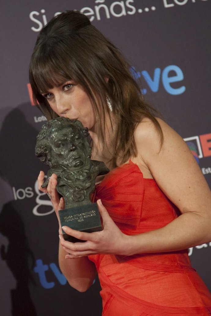 La actriz Marta Etura con su Goya