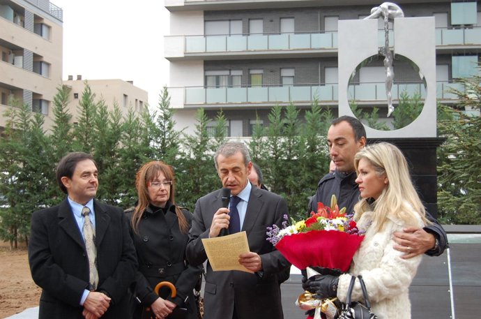 Lorenzo Quinn y escultura Gravedad