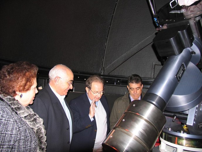 Pérez Mercader inaugura  junto al alcalde almonteño, Francisco Bella, el observa