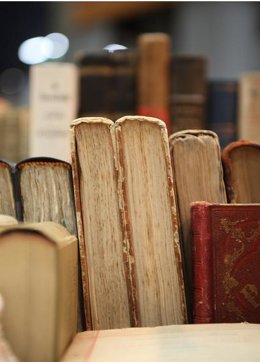 Libros anticuados con el paso de Mondadori a Google.