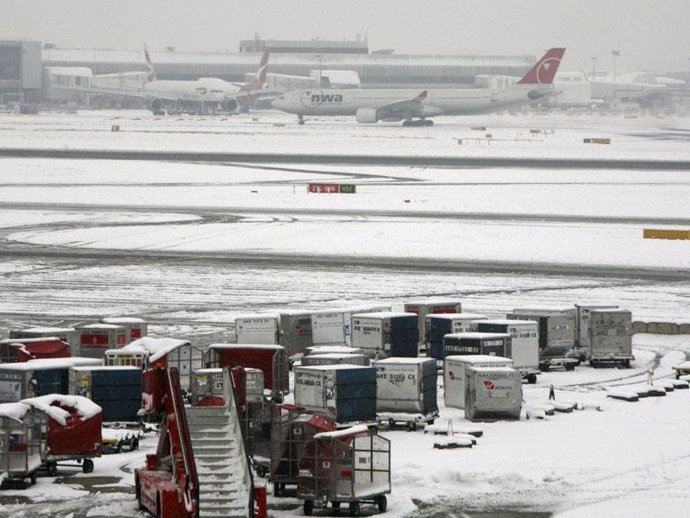Londres cierra tres de sus aeropuertos por el temporal