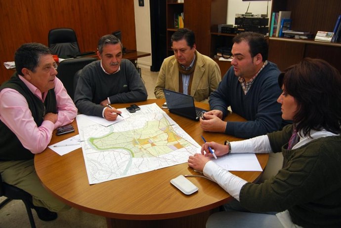 El alcalde de Tocina, Juan de Dios Muñoz, con el miembros del equipo de gobierno