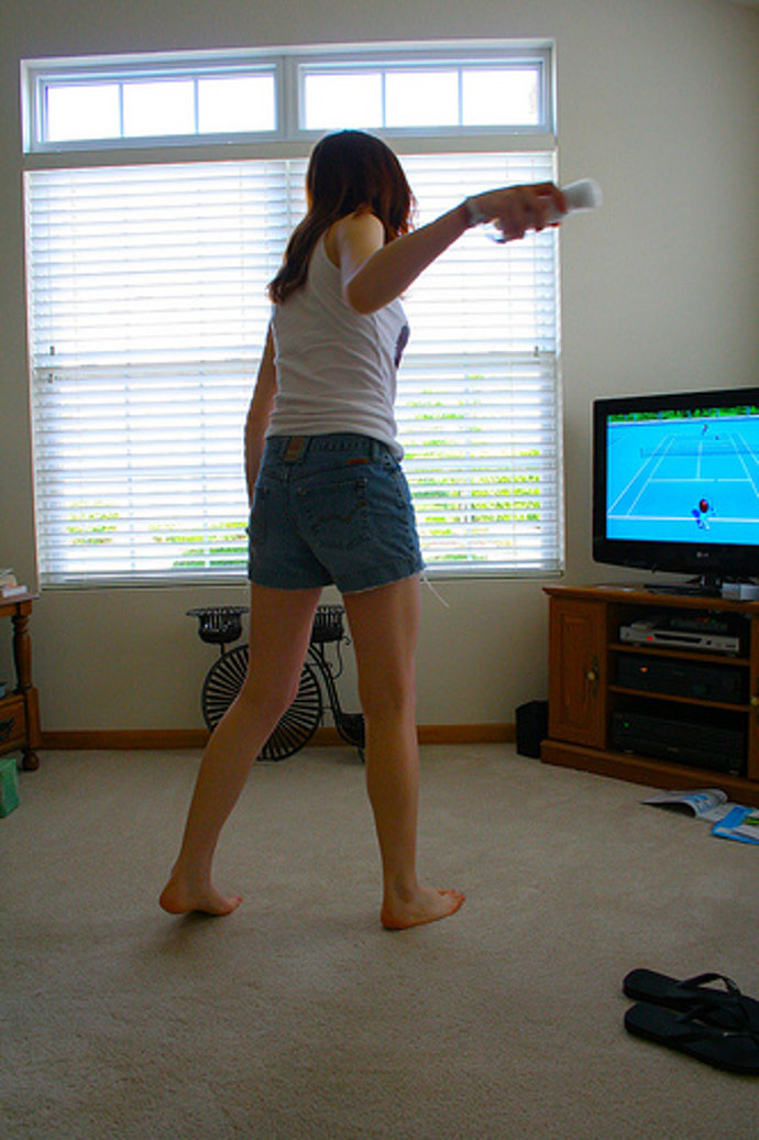 jugadora de wii sport desde flickr por JacobEnor CC