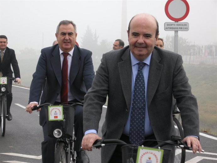 Gaspar Zarrías y el delegado del Gobierno recorren el carril bici de la Mota del