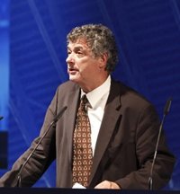 Fútbol.- Villar impone a Florentino Pérez la insignia de oro y brillantes de la RFEF, como nuevo miembro de la Junta