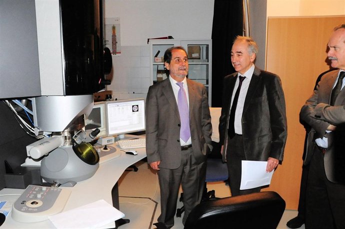 Javier Velasco visita el Titán, en el  Laboratorio de Microscopías Avanzadas