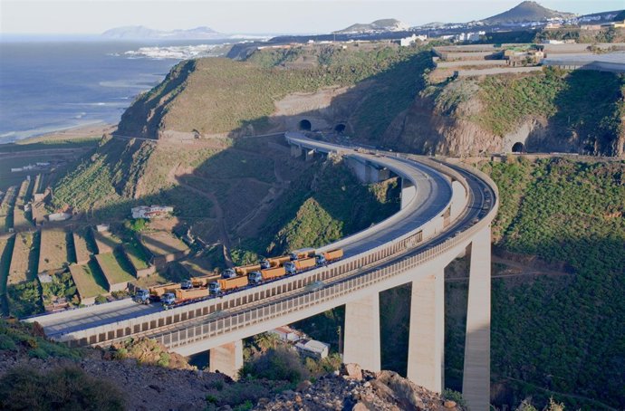 Prueba de carga en el nuevo viaducto de Silva (Gran Canaria).