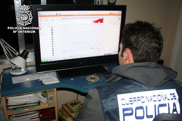 Un agente de policía observa una de las web desarticulada
