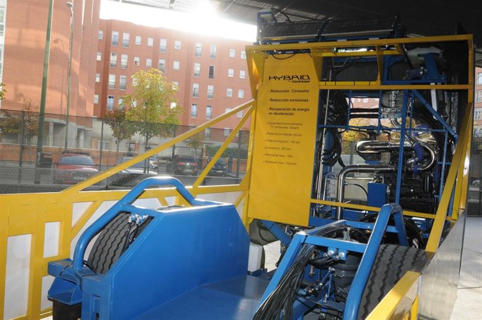 Camión híbrido de reparto de mercancías en Madrid