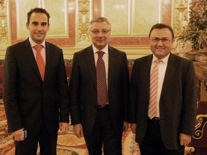 El ministro de Fomento, José Blanco, junto con los diputados socialistas Miguel 