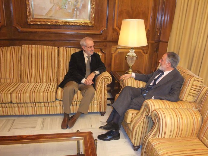 EL PRESIDENTE DE LA ASAMBLEA RECIBE AL NUEVO DIRECTOR DEL ARQUA