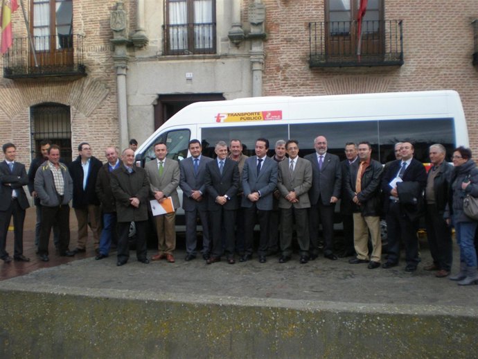 Autoridades durante la presentación del transporte a la demanda.