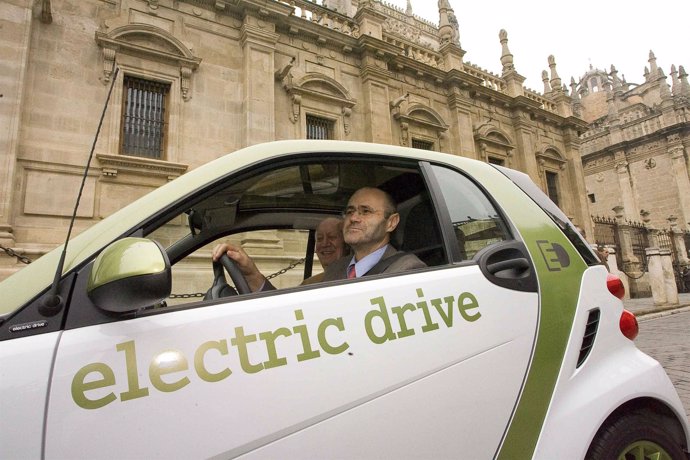 Atienza y García-Moliner probando el coche eléctrico