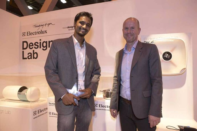 Ganador del DL 2010, Peter Alwin, con Henrik Otto, vicepresidente de Diseño de E