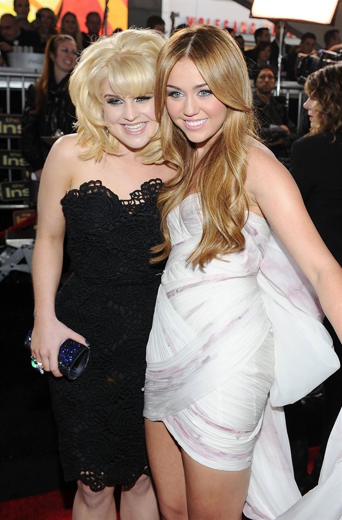 Las actrices Kelly Osbourne y Miley Cyrus 