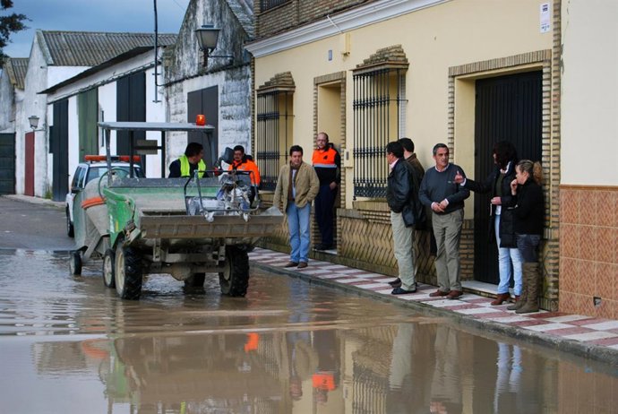 NP EL OPERATIVO DE EMERGENCIA SE MANTIENE A LA ESPERA DE QUE EL RÍO GUADALQUIVIR