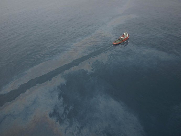 Embarcación de Salvamento Marítimo trabajando en un vertido de crudo frente a Ta