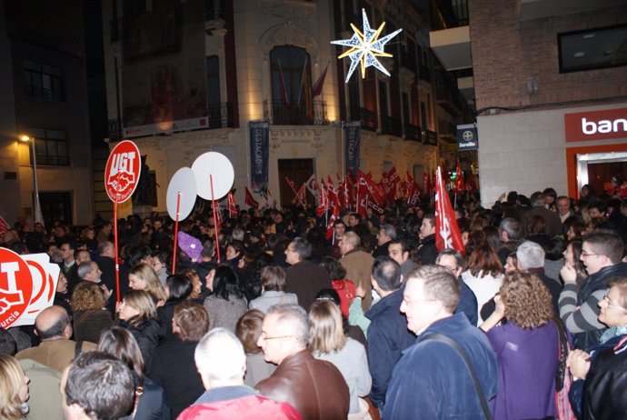 Manifestantes a la puerta de la Cámara de Comercio de Murcia