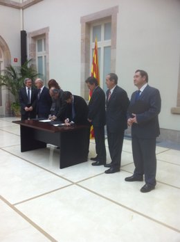 Firma del pacto de investidura CiU-PSC