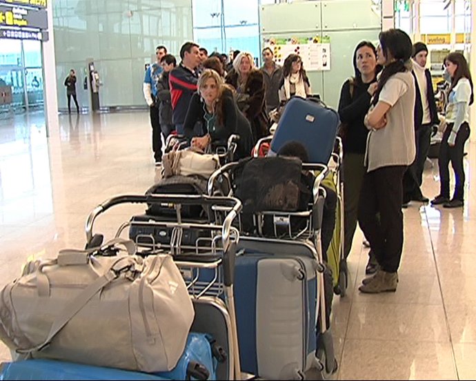 Pasajeros esperando en un aeropuerto