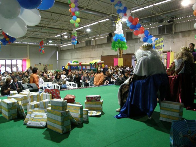 Los Reyes Magos entregan  sus regalos de Navidad