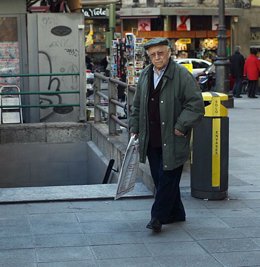 Pensionista pasiando.