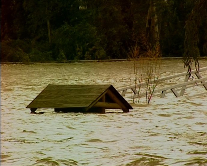 El desembalse de agua de los pantanos desborda el Guadiana a su paso por Don Ben