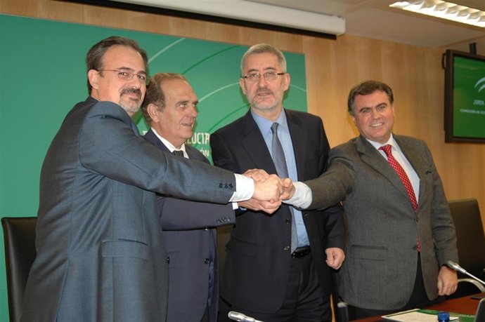 Ávila firma la fusión de Invercaria con las entidades de Almería, Málaga y Jaén