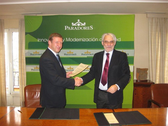 Carlos Abella, director general de Comercialización de Paradores, y Manuel Jaime