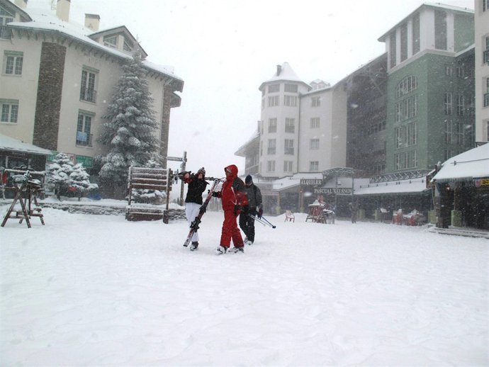 Los primeros esquiadores de este jueves en Sierra Nevada