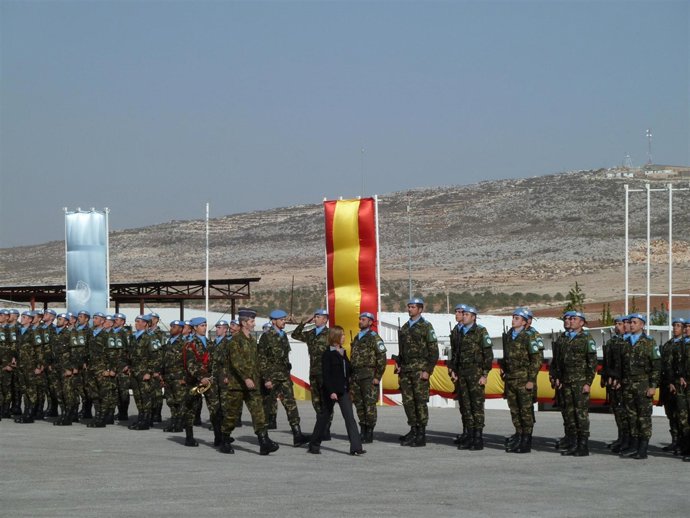 Chacón pasando revista a las tropas en Líbano