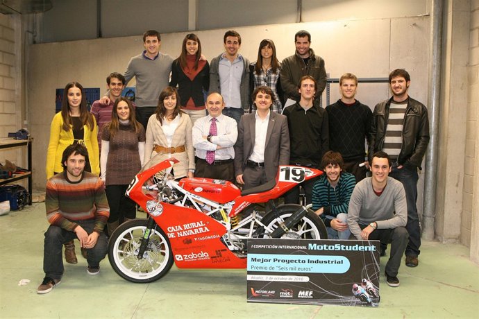 El equipo ETSIIT UPNA-Racing, acompañado por el director de la Escuela (en el ce