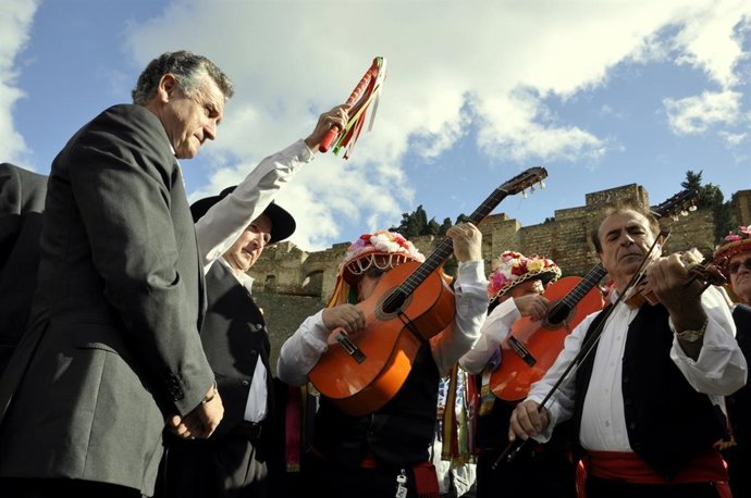 El consejero de Cultura, Paulino Plata, junto con una panda de verdiales