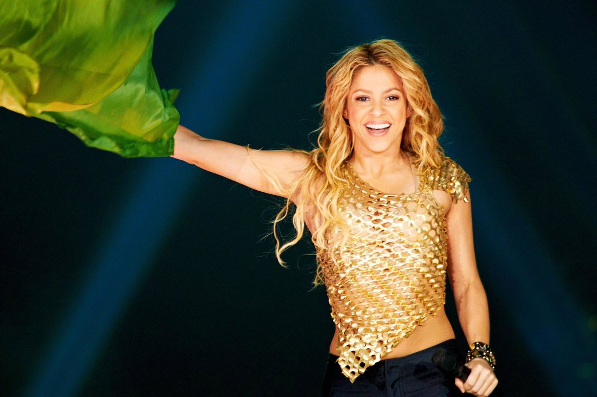 Shakira prueba suerte como escritora