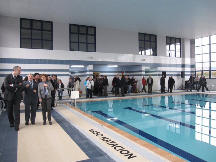 La consejera María Victoria Broto ha inaugurado la piscina cubierta de Borja (Za