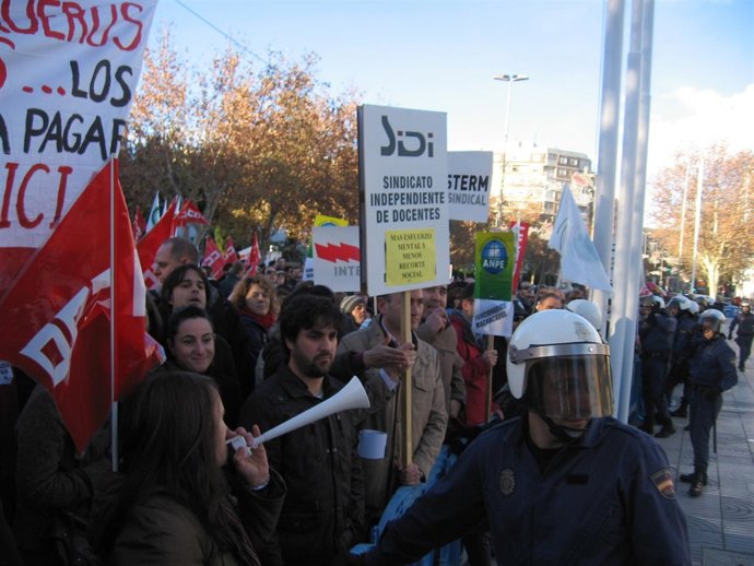 Imagen de los ciudadanos a las puertas de la Asamblea Regional