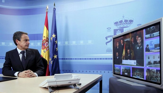 Zapatero en una videoconferencia con las tropas en el exterior